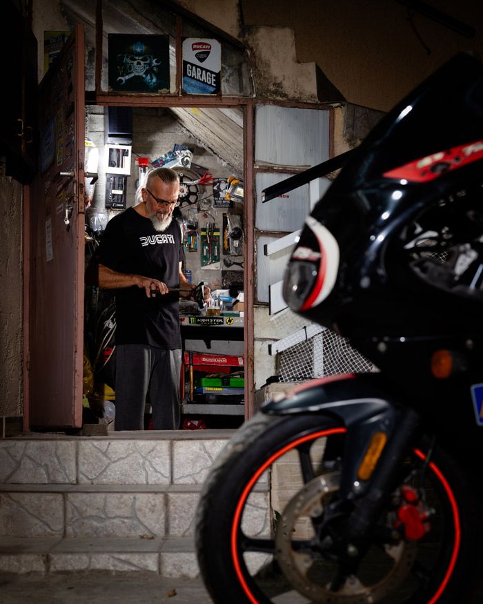 Ο Μαρίνος στο γκαράζ του μαστορεύει μια μοτοσικλέτα – αυθεντικός αναβάτης GAS Rider Stories